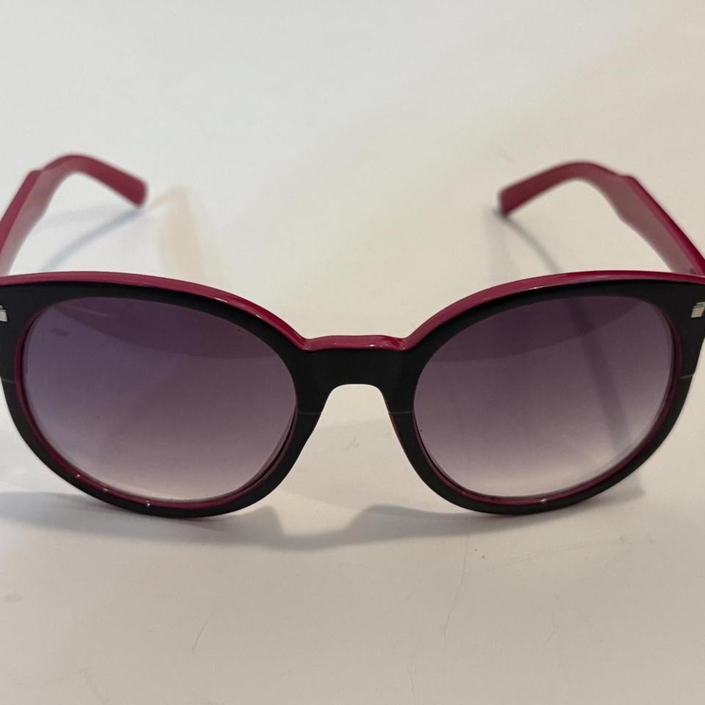 Retro look pink and black women's round‎ sunglasses in excellent condition